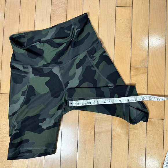OLD NAVY Active PowerSoft Green Camo Biker Shorts size Small - Picture 5 of 6